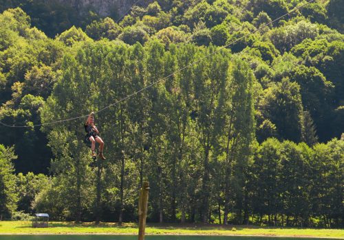 Tyrolienne géante
Longue de 350 mètres, atteignez une vitesse de 60 KM/H au dessus du Lac des Graves et profitez d'un paysage exceptionnel de la vallée de la Jordanne.